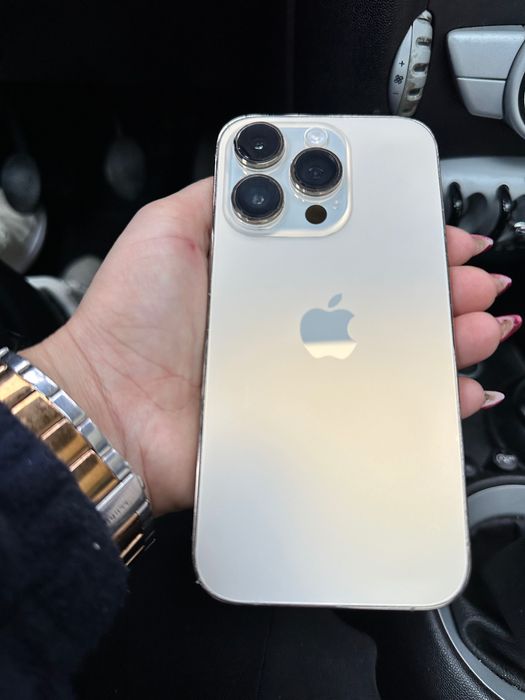 iPhone 14 Pro dourado