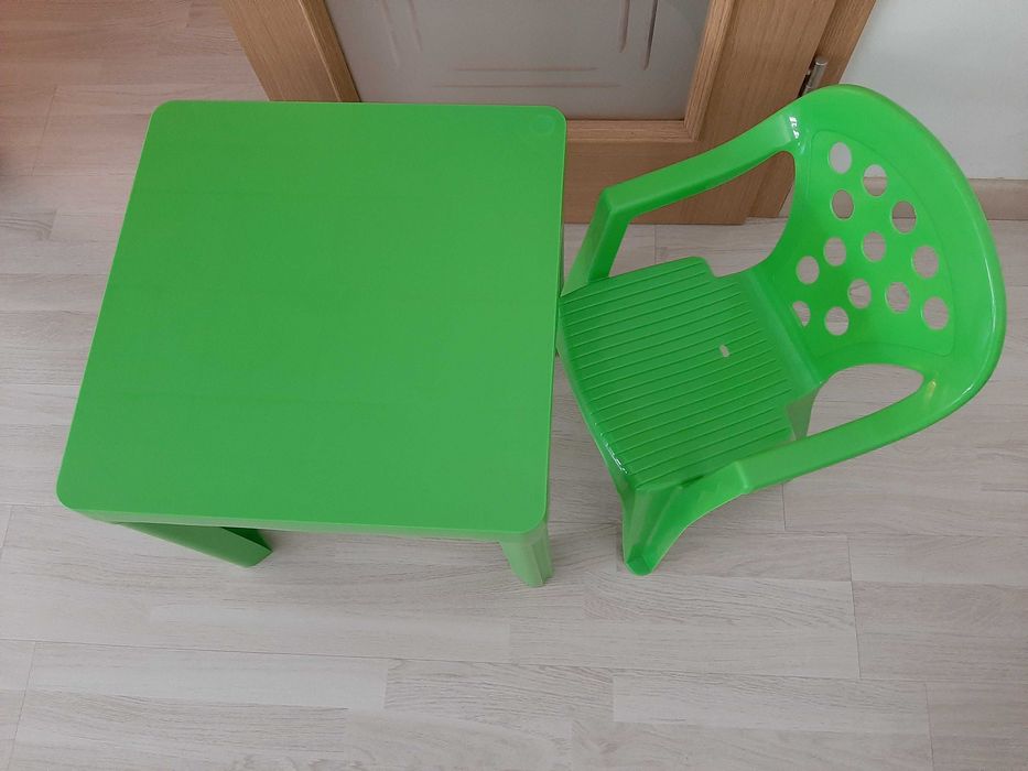 Mesa plástico infantil c/ cadeira plástico - excelente estado!