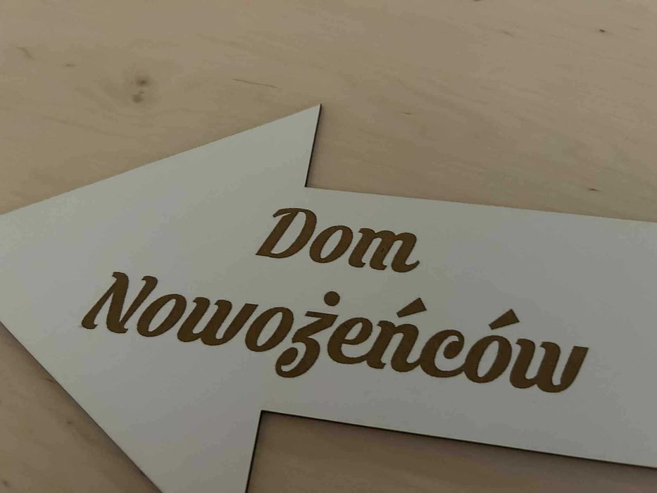Drogowskaz strzałka kierunek Dom Nowożeńców prawo lewo biały 30x18cm