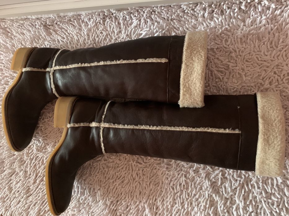 Высокие сапоги, коричневый цвет.