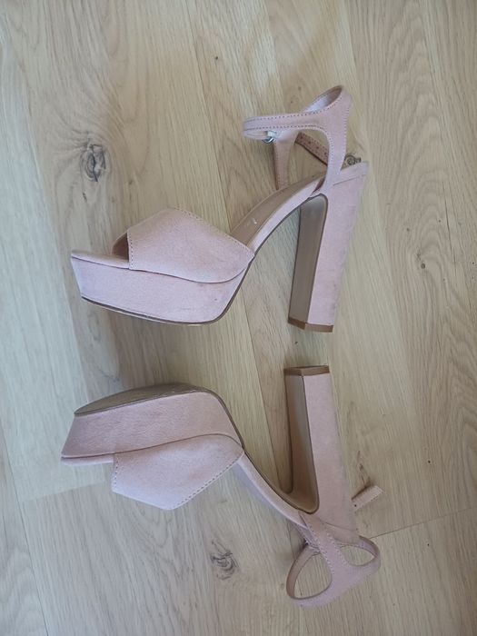 Buty na słupku, obcasy
