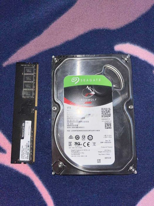 Продаю новый HDD диск на 1Тб с плашкой ОЗУ на 8 ГБ 2400MHz