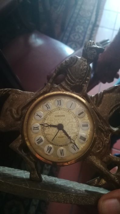 Antigo relógio mesa em bronze marca " Europa"