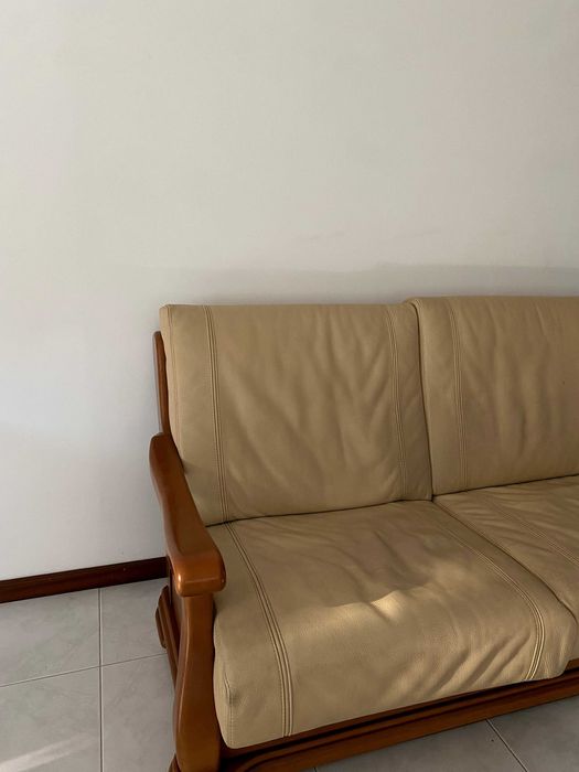 2 sofás em pele beje e madeira
