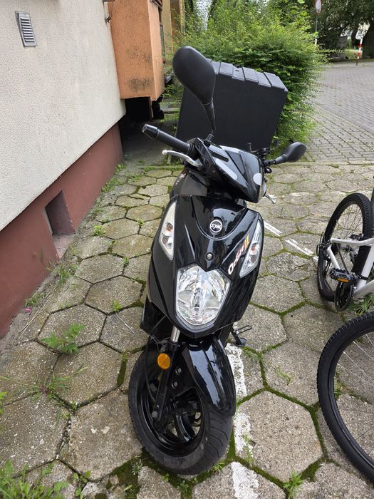 SYM XPRO 2020 – skuter 50cc z profesjonalnym boxem