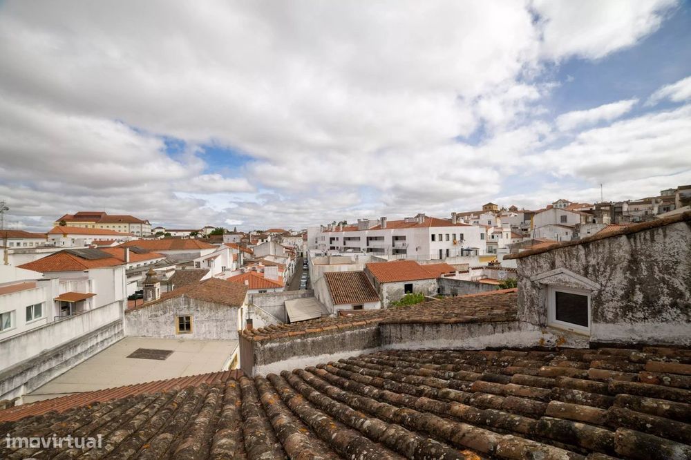 Edifício amplo com 30 salas e elevador em Évora