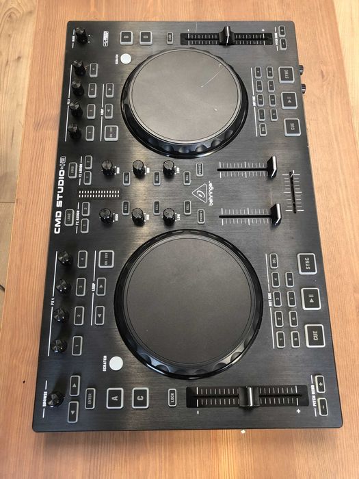 Mesa de DJ Behringer CMD Studio 4
