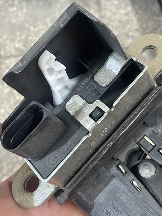 Продам замок кришки багажнику разом з петею VW golf 7 5g6827505c