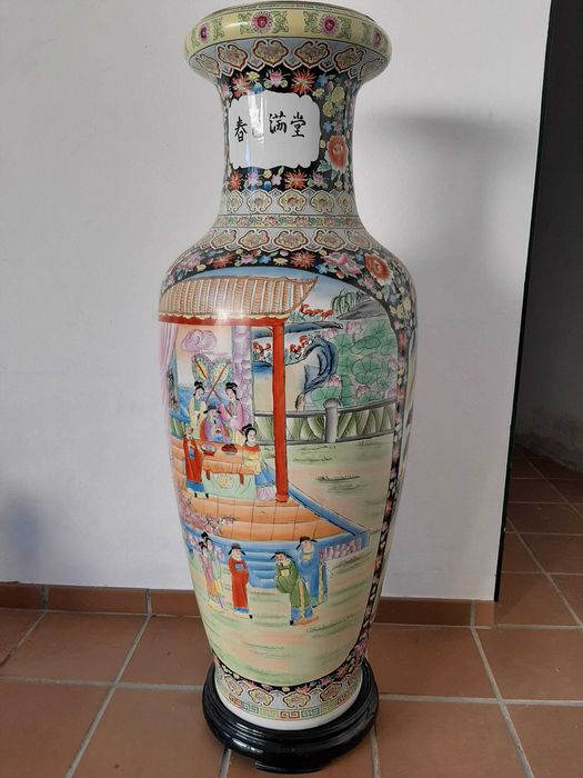 Jarrão de porcelana chinesa de grandes dimensões, pintado a mão com cenas do quotidiano. Cerca de 1,50m de altura.