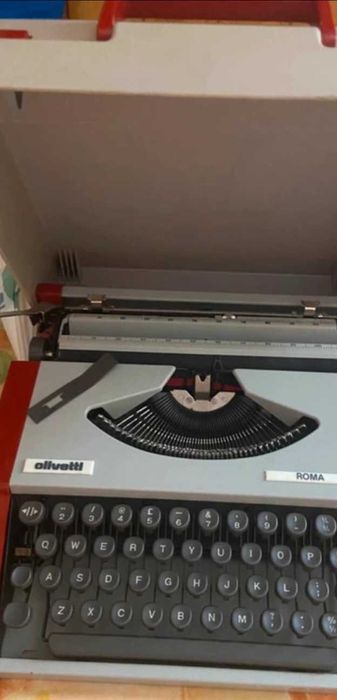 Máquina de escrever Olivetti Roma