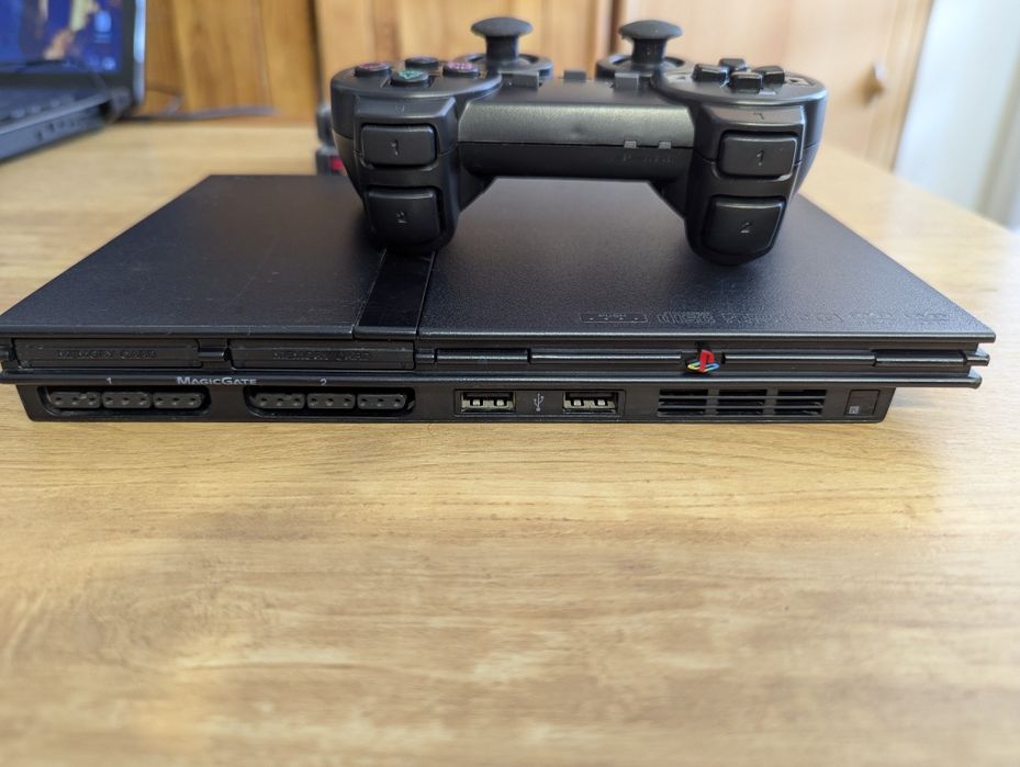 PlayStation 2 Slim + 3 gry