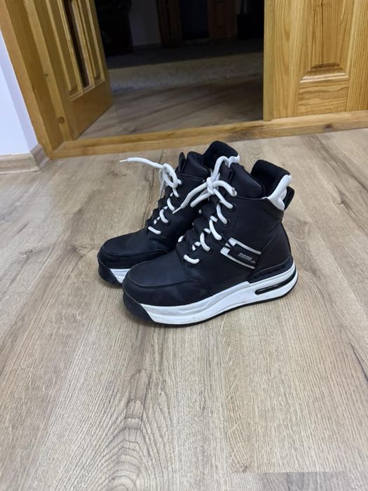 Дитячі зимові черевики від марки Miumiu.