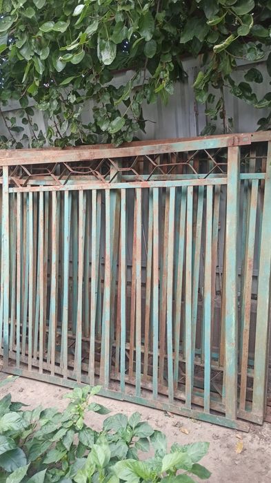 Забор металлический, секции ограждения.