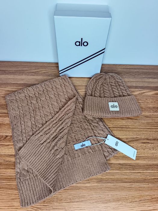 Beżowy zestaw Alo Yoga