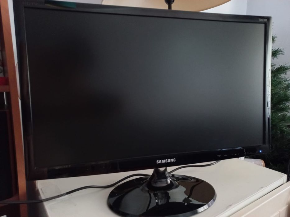 TV  Samsung pequena 24 polegadas com comando