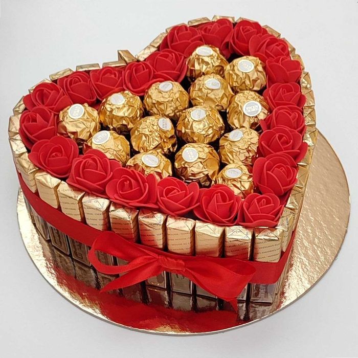 Tort Serce ze słodyczy Ferrero Rocher, róże. Prezent na 35 Urodziny.
