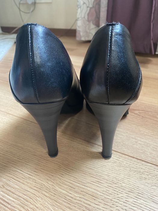 Кожаные женские туфли Image