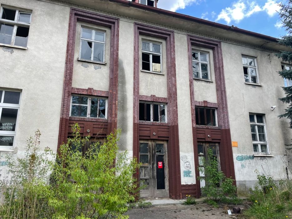 Sprzedam działkę z budynkiem koszarowym