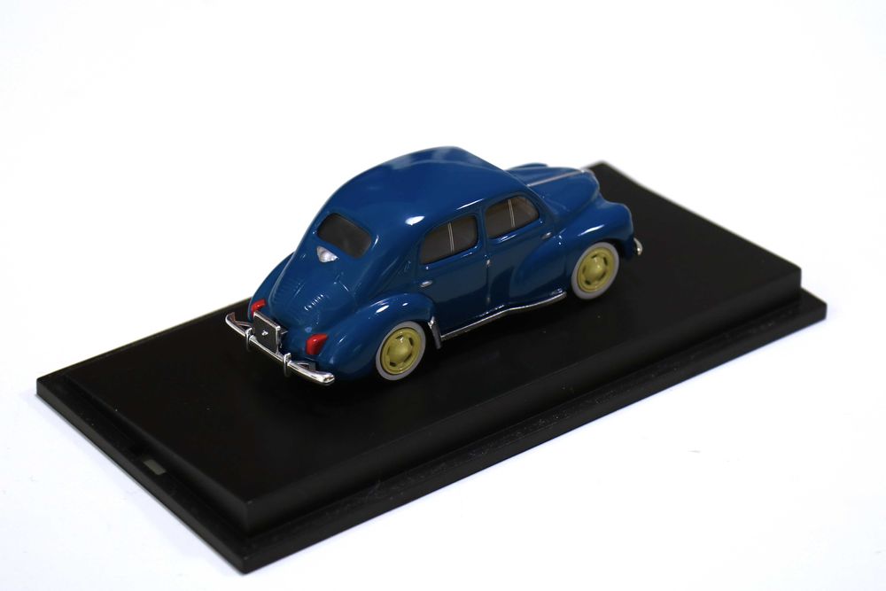 Renault 4CV - Universal Hobbies - 1:43