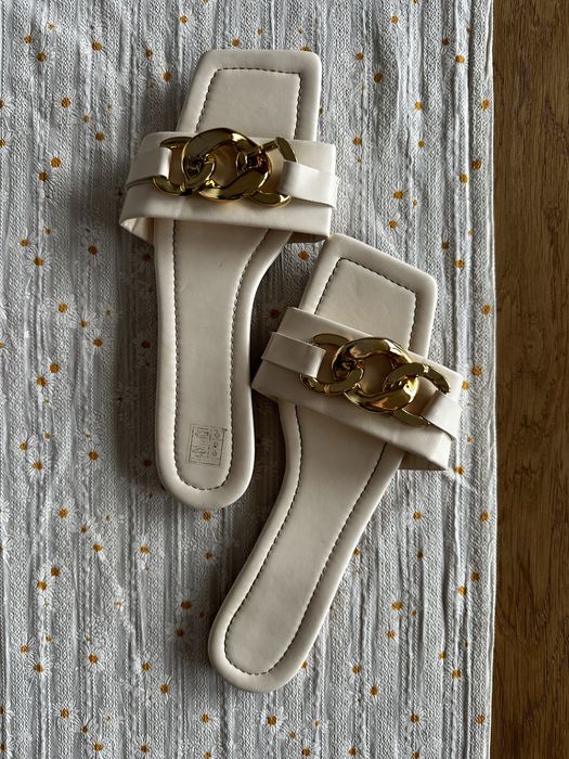 Klapki na lato beżowe kremowe boho ze zlotym zdobieniem 41