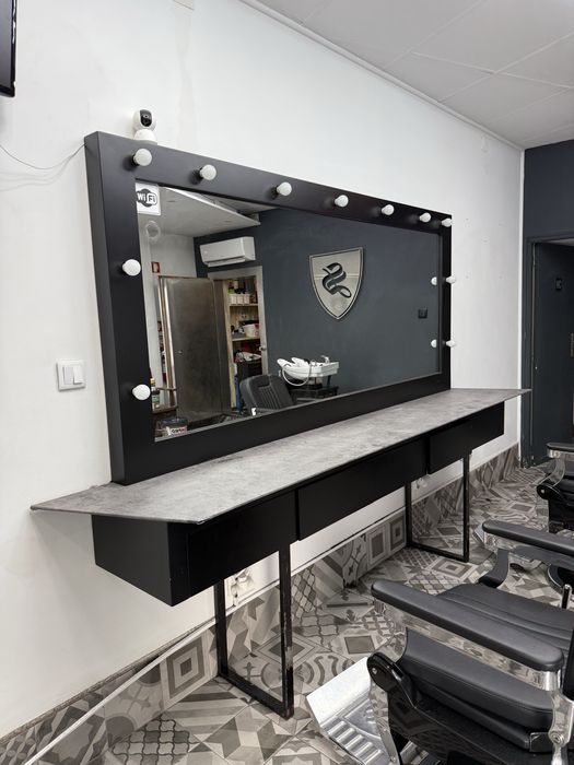 Bancada e espelho com luz barbearia