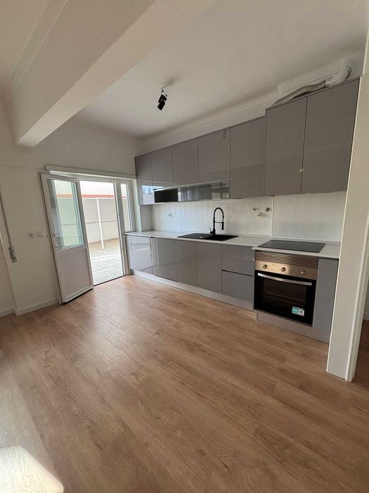 Apartamento Renovado Com Logradouro T3 - 149m2