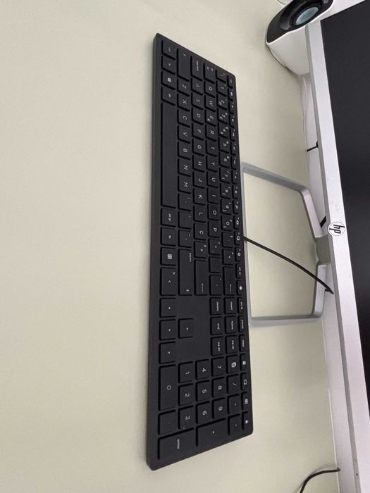 Conjunto HP - computador, teclado, rato, e monitor + colunas de oferta