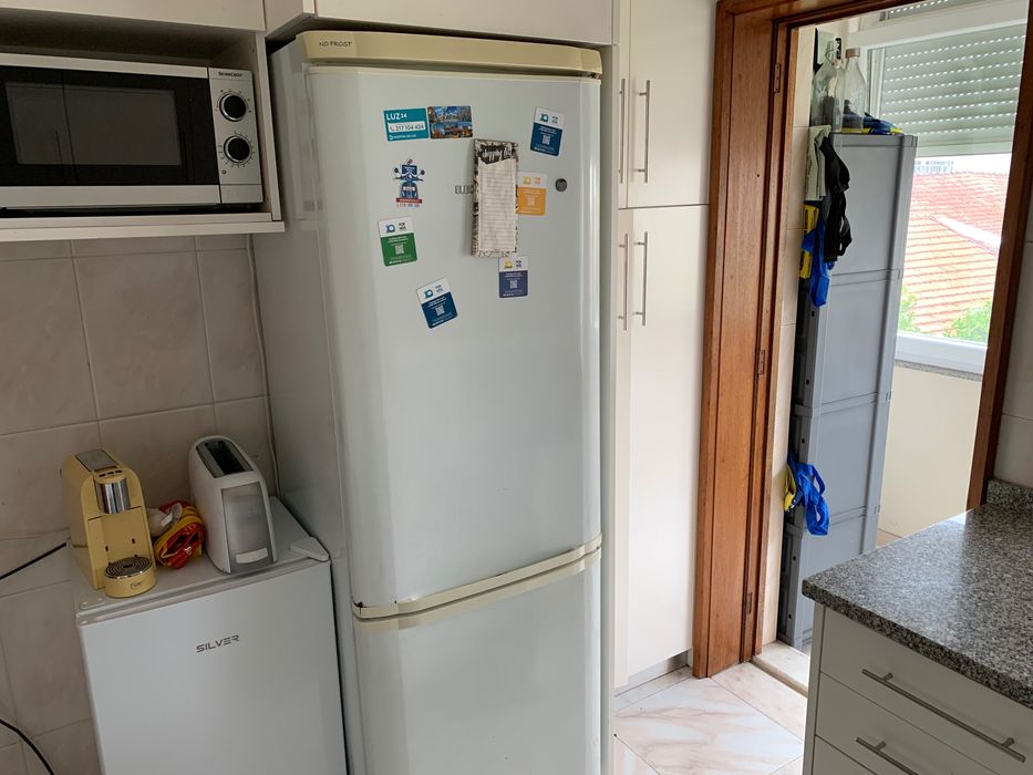 Quarto c/ TV e varanda p/ estudante c/ contrato, ao pé da universidade