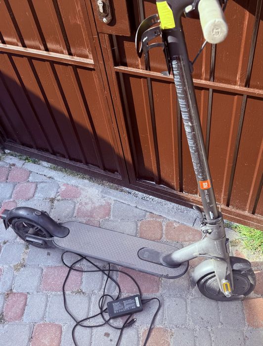 Продам самокат Xiaomi с зарядным устройством