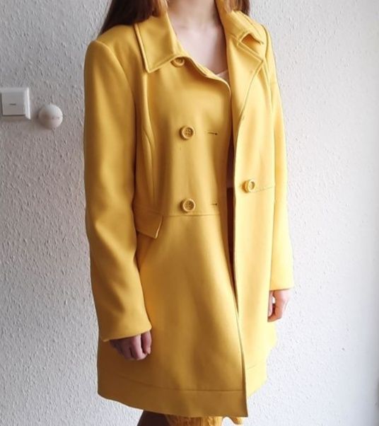 Пальто жіноче жовте, стан новий