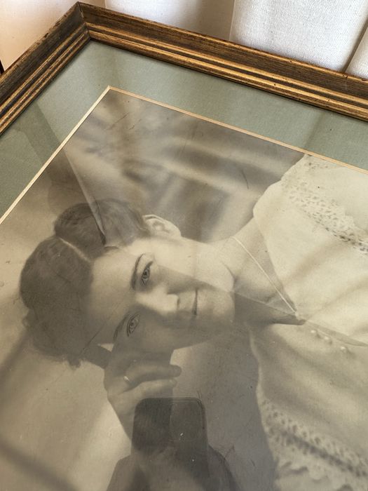 Duża stara fotografia przedstawiająca kobietę i dziewczynkę