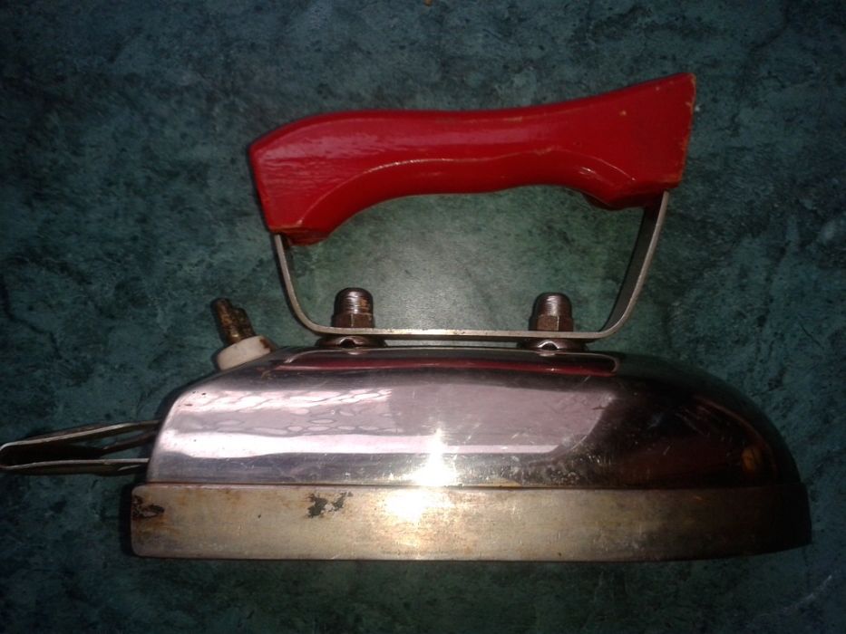 Stare żelazko "CZĘSTOCHOWA" PRL - drewniana, czerwona rączka