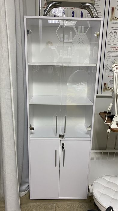 Вітрина скляна під ключ