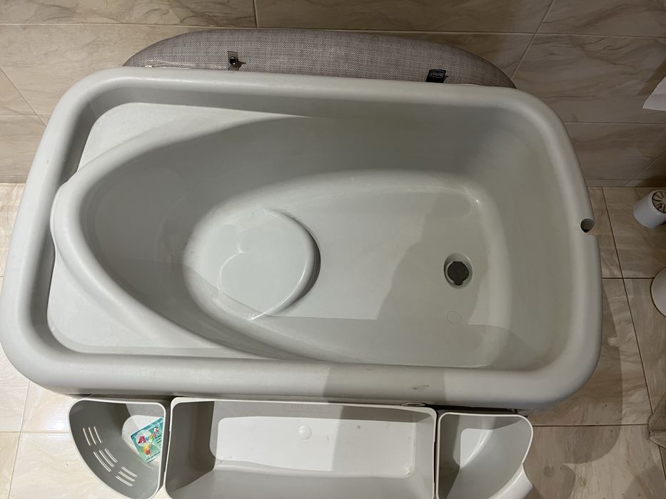 Продам пеленальний столик з ванночкою Chicco (2 в 1)