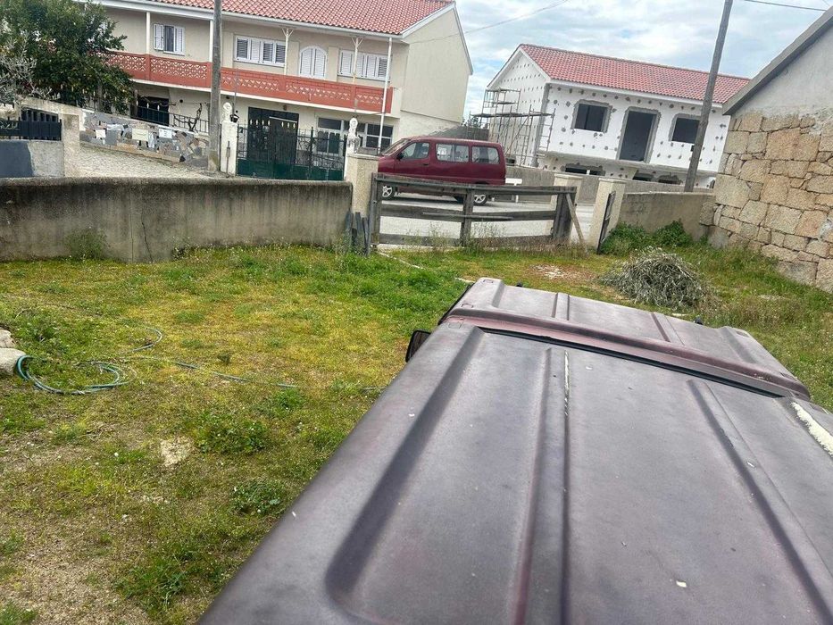 Vende‑se Palheiro / Casa em Pedra com Terreno