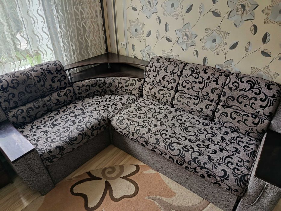 Продам кутовий диван, килим та комп'ютерний столик.