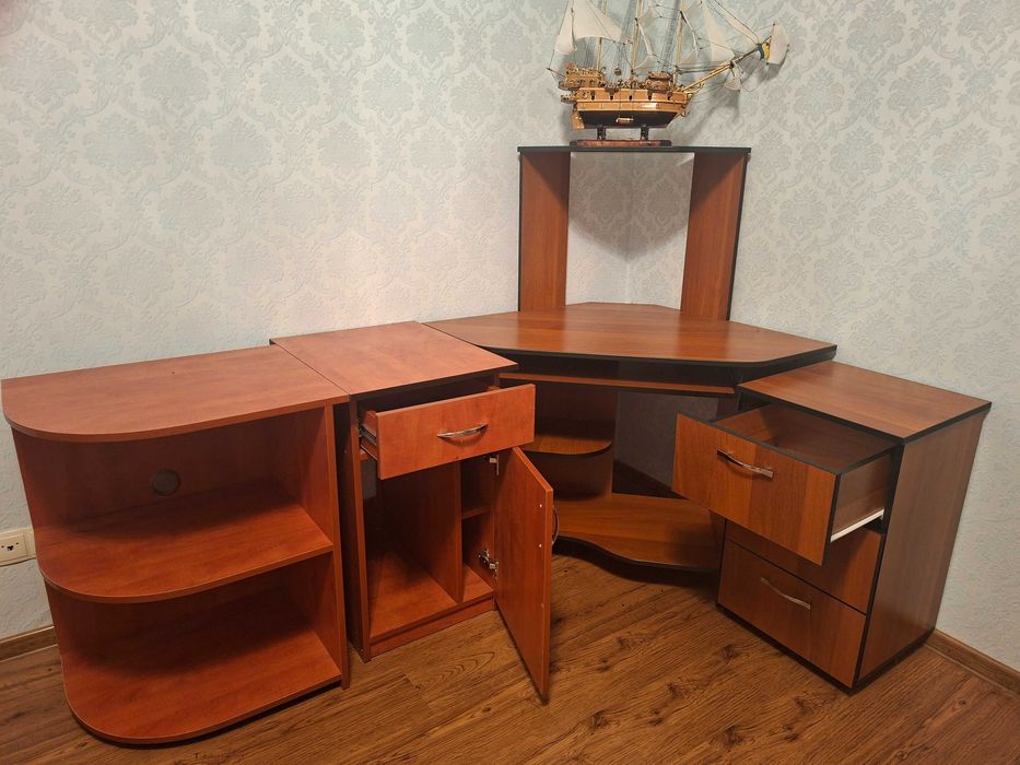 Комп'ютерний стіл з  тумбами