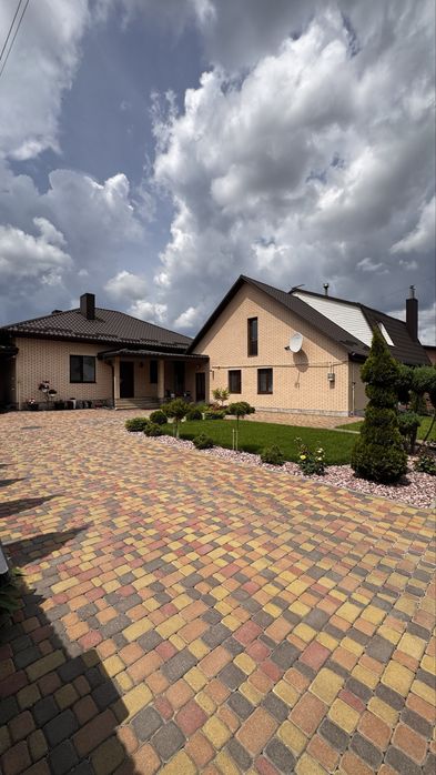 Продаж два будинки на одній ділянці
