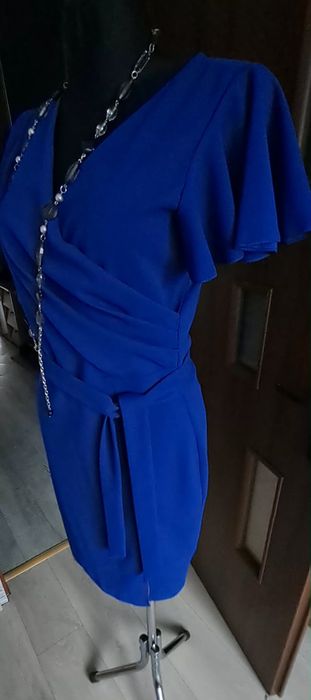 Elegancka sukienka w serek ,rekaw motylek i z  paskiem