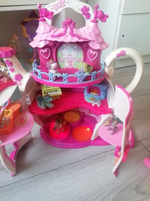 Koniki Pony z domkiem i karuzelą grającą