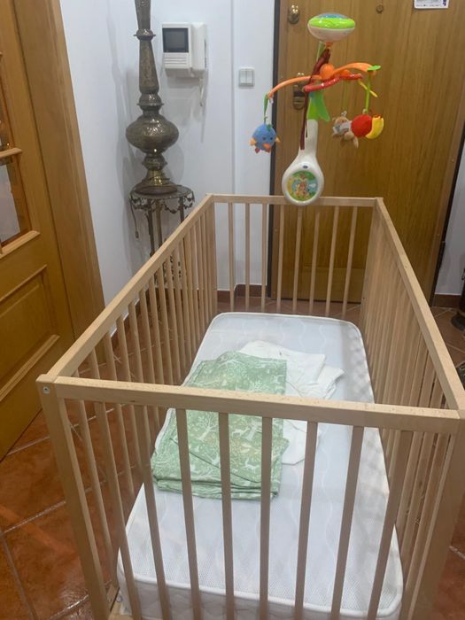 Berço de madeira completo + colchão + roupa de cama + móbil Chicco