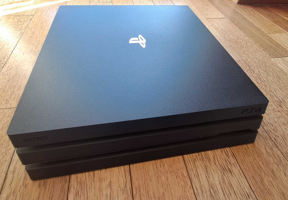 Konsola PlayStation 4 Pro 1TB z padem