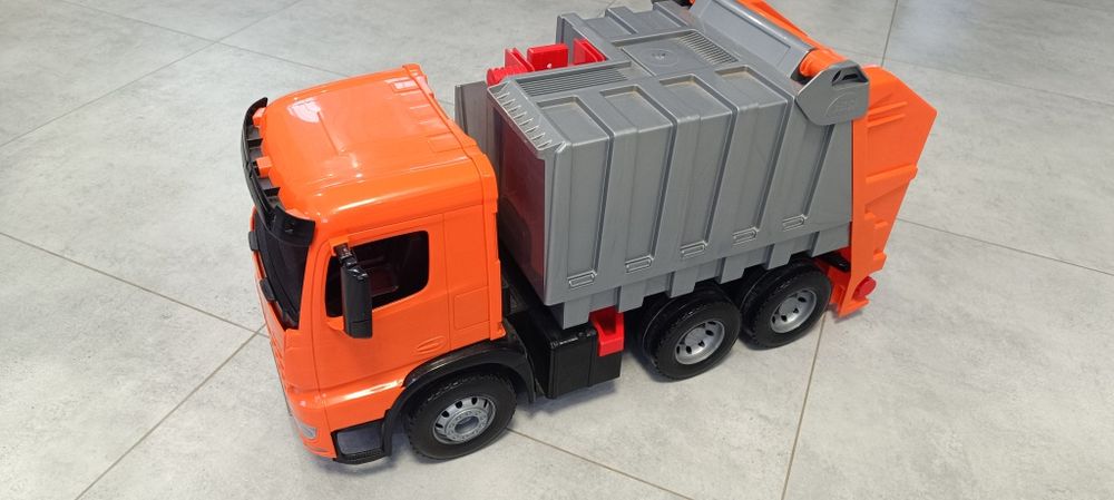 Śmieciarka gigant Lena ciężarówka Mercedes