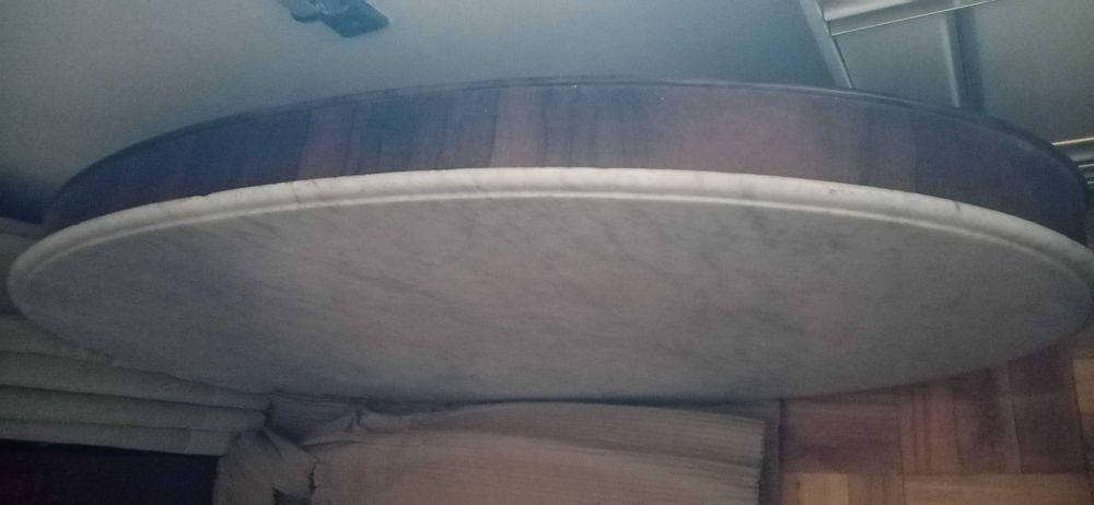 Mesa pé de galo com tampo em mármore