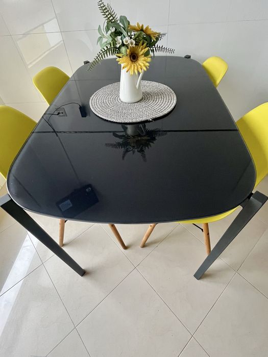 Mesa tampo vidro preto e 4 cadelras
