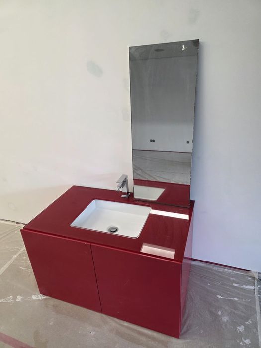 Movel com pia e espelho