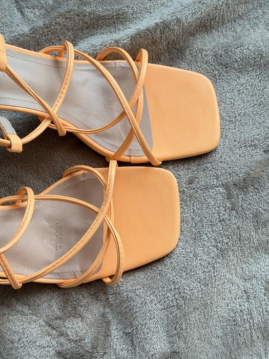 Босоніжки на каблуку