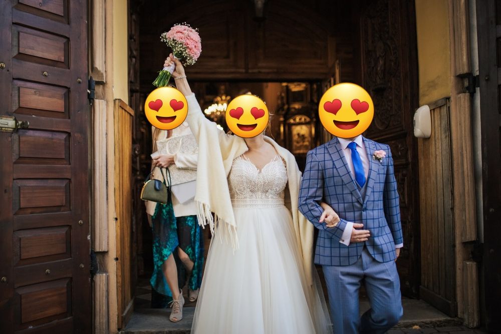 Przepiękna suknia ślubna że zjawiskowym wzorem na plecach