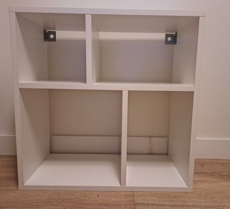 Szafka wisząca biała z asymetrycznymi półkami