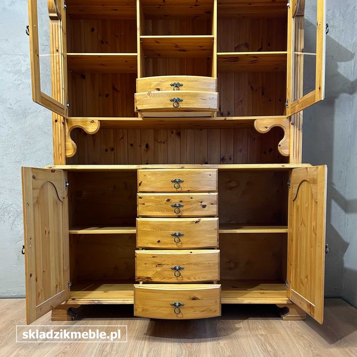 120925 Skandynawski kredens sosnowy z zaokrąglonymi frontami, ciekawy